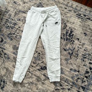 Women’s Nike sweatpants. Size S
